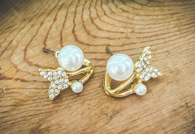 Premium Diamond Jewelry For Unforgettable Moments Beautiful Butterfly Pearl Huggie Earrings Premium Diamond Jewelry For Unforgettable Moments Beautiful Butterfly Pearl Huggie Earrings